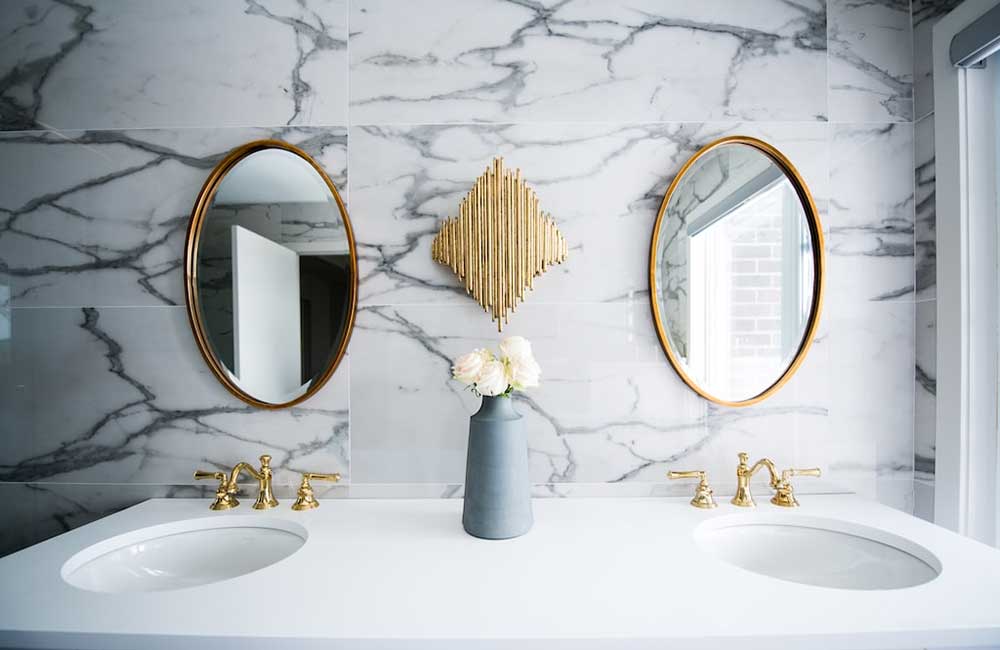 Jak wybrać idealne lustro łazienkowe