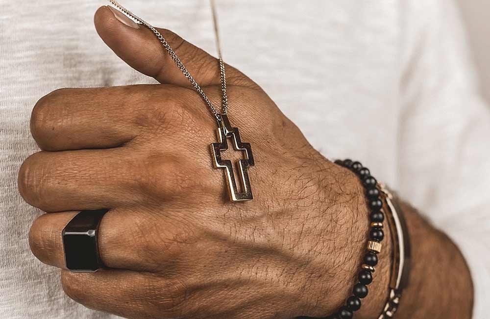 Biżuteria męska – w jakie dodatki warto zainwestować tej wiosny