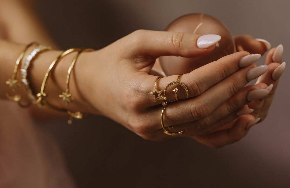 Złota bransoleta - do jakich stylizacji będzie pasować najbardziej?