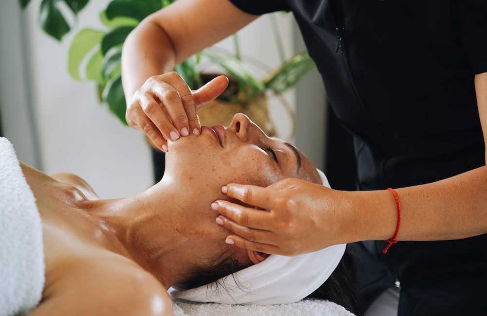 Co daje masaż twarzy?