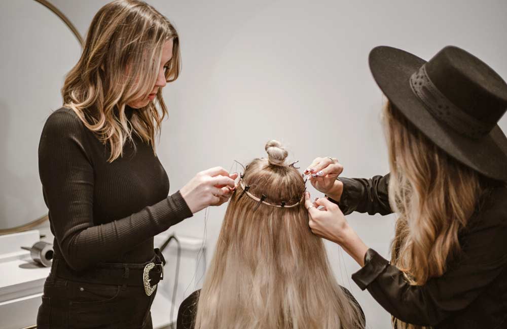 Jak ukryć doczepiane włosy?