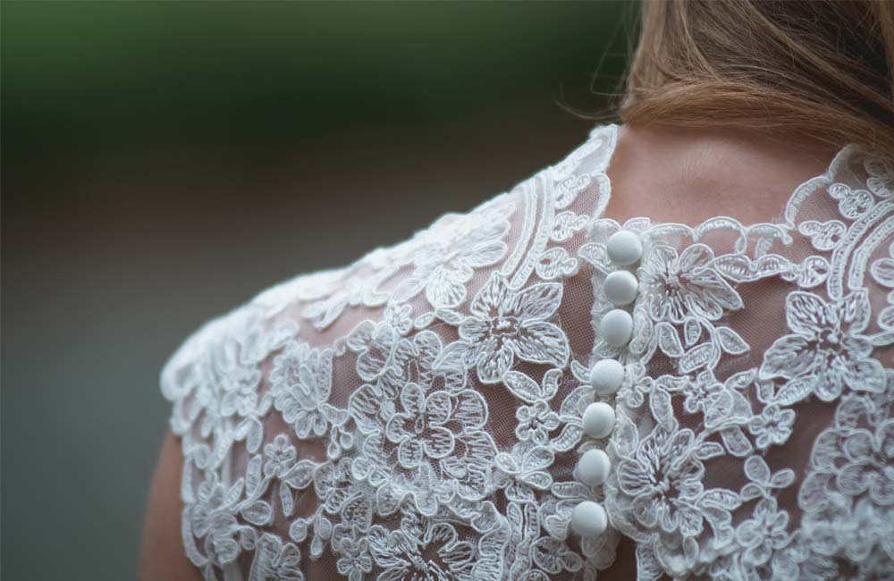 Jak wybrać idealną suknię ślubną online?