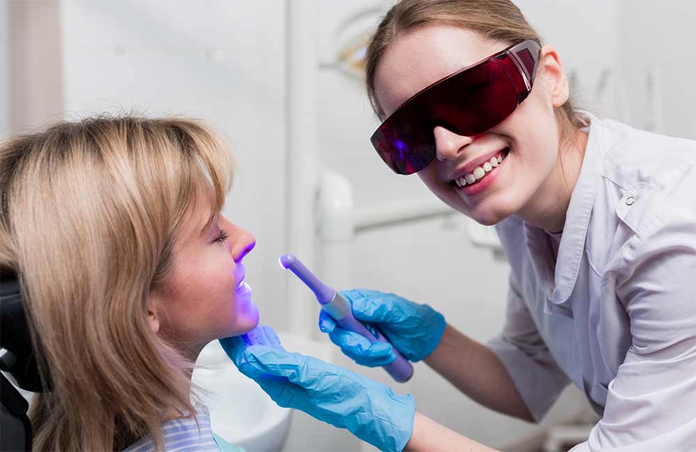 Jak działa lampa do wybielania zębów? Poradnik dla pacjentów i stomatologów